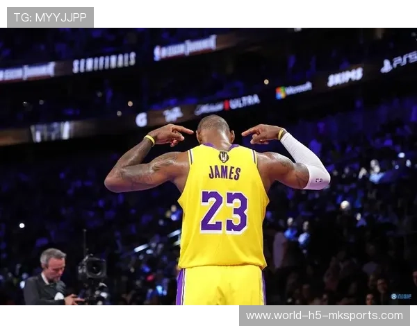 詹姆斯在社媒直播互动时回答粉丝提问耐心十足